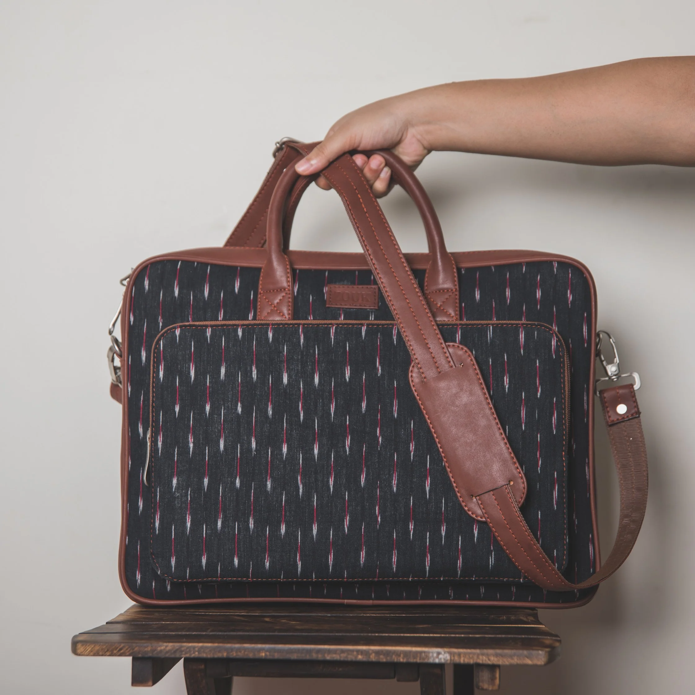Ikat GreRed Men's Laptop Bag - Image 4