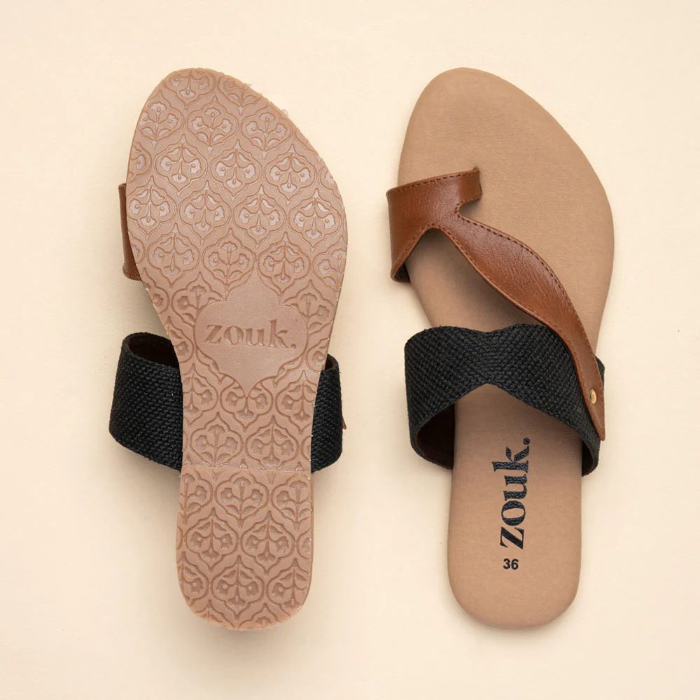 Jet Black Curvy Toe Chappal - Image 2