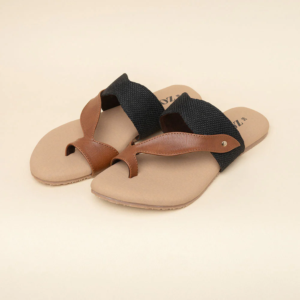 Jet Black Curvy Toe Chappal - Image 4