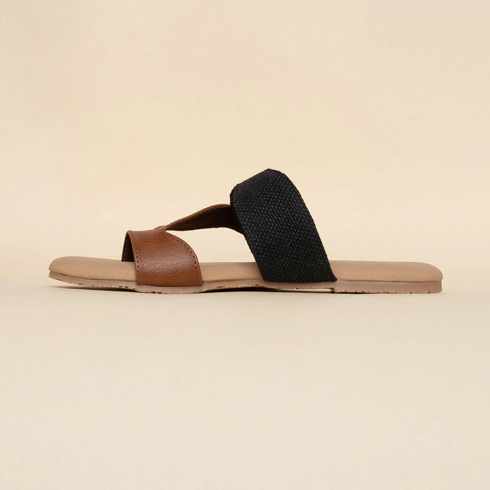Jet Black Curvy Toe Chappal - Image 8