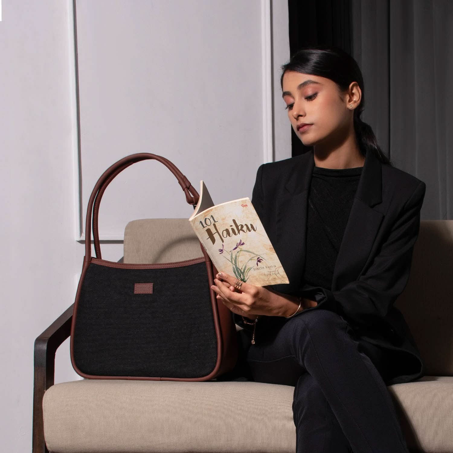 Jet Black Sleek Shoulder Bag - Image 2