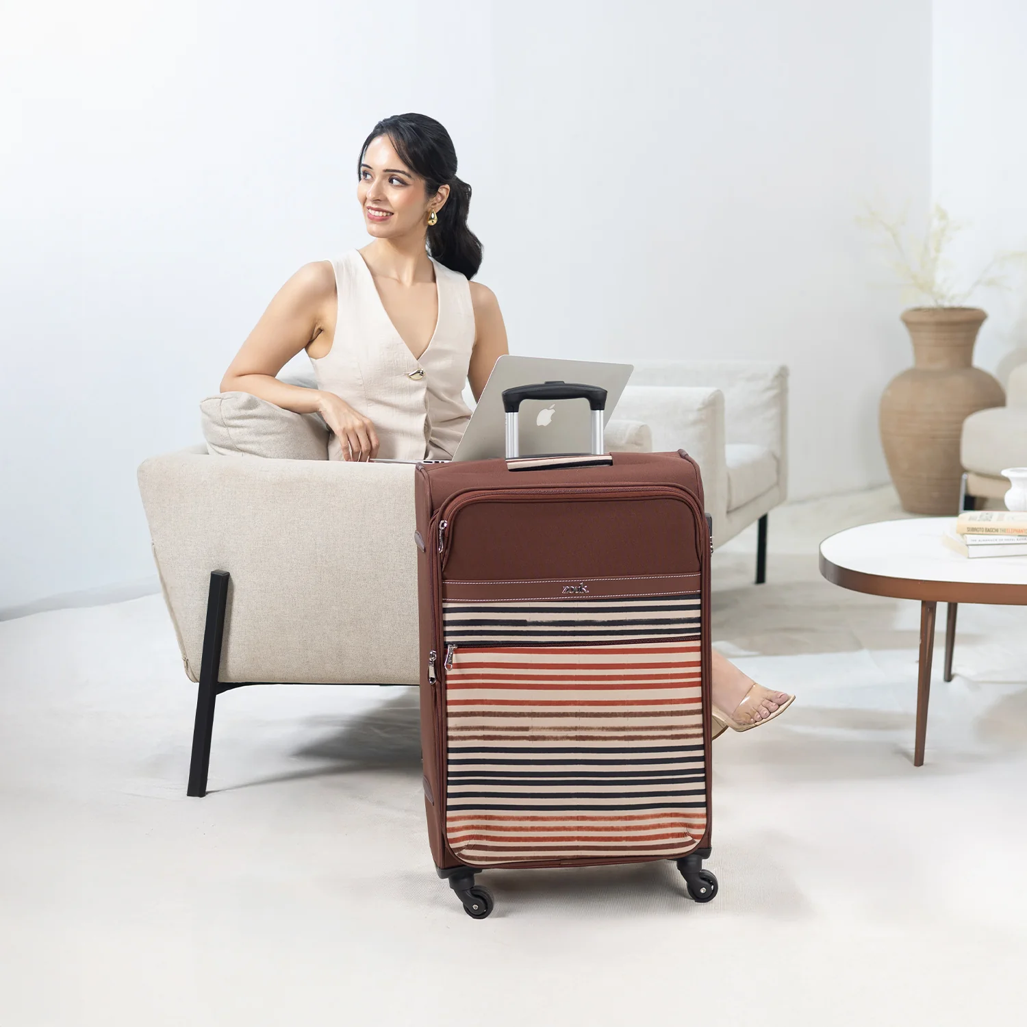Qutub Stripes Avasa Trolley Bag - Image 14