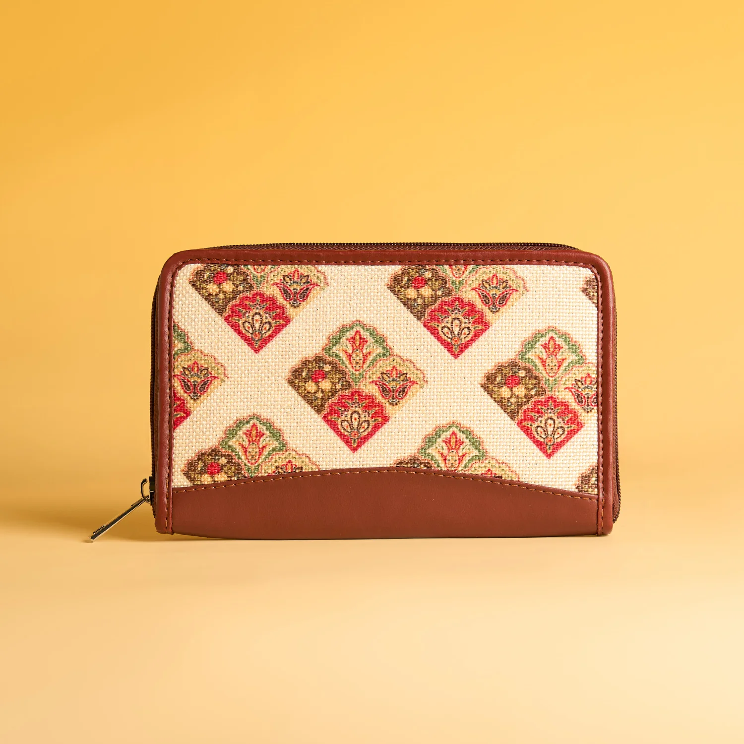 Seashell Motif White Chain Wallet