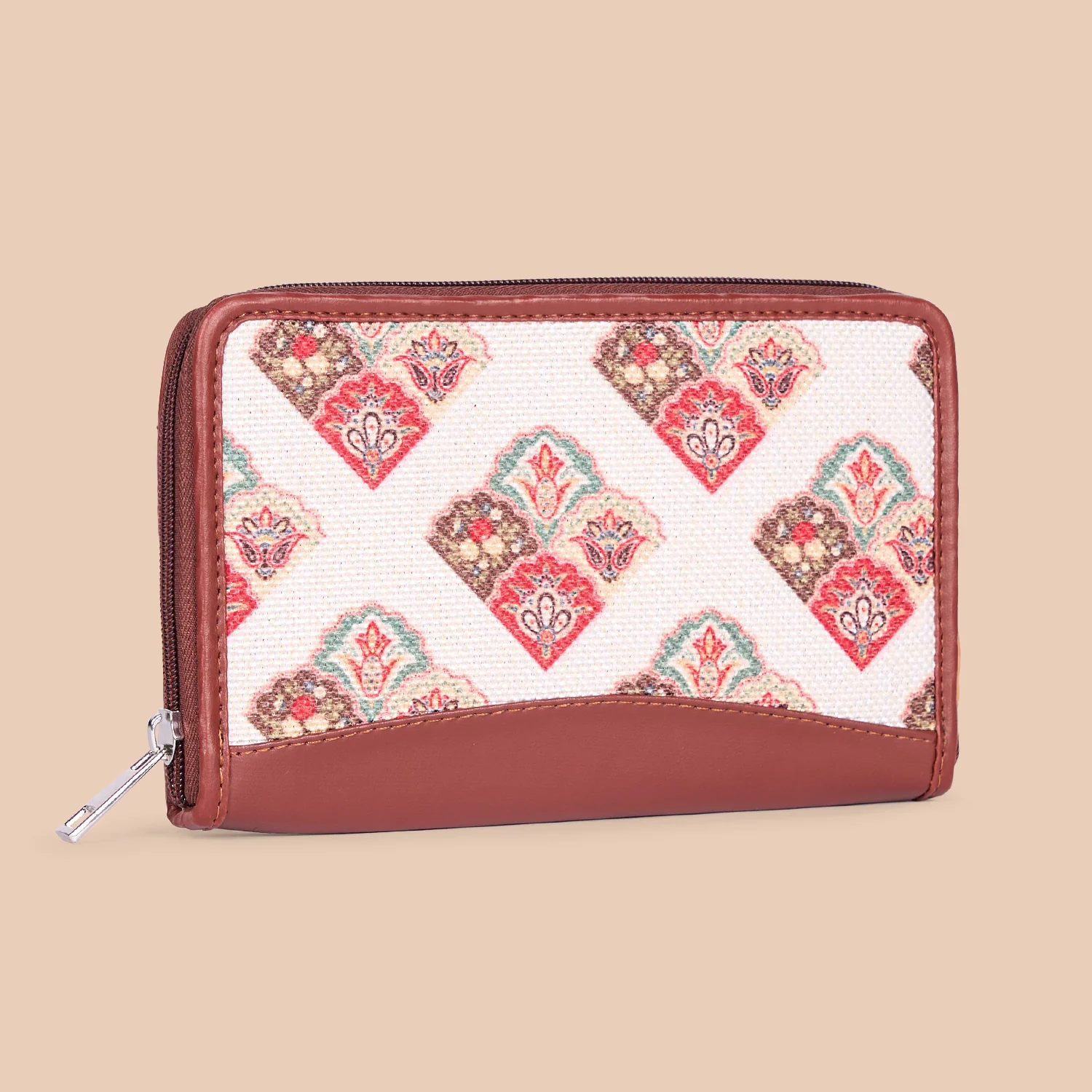 Seashell Motif White Chain Wallet - Image 4