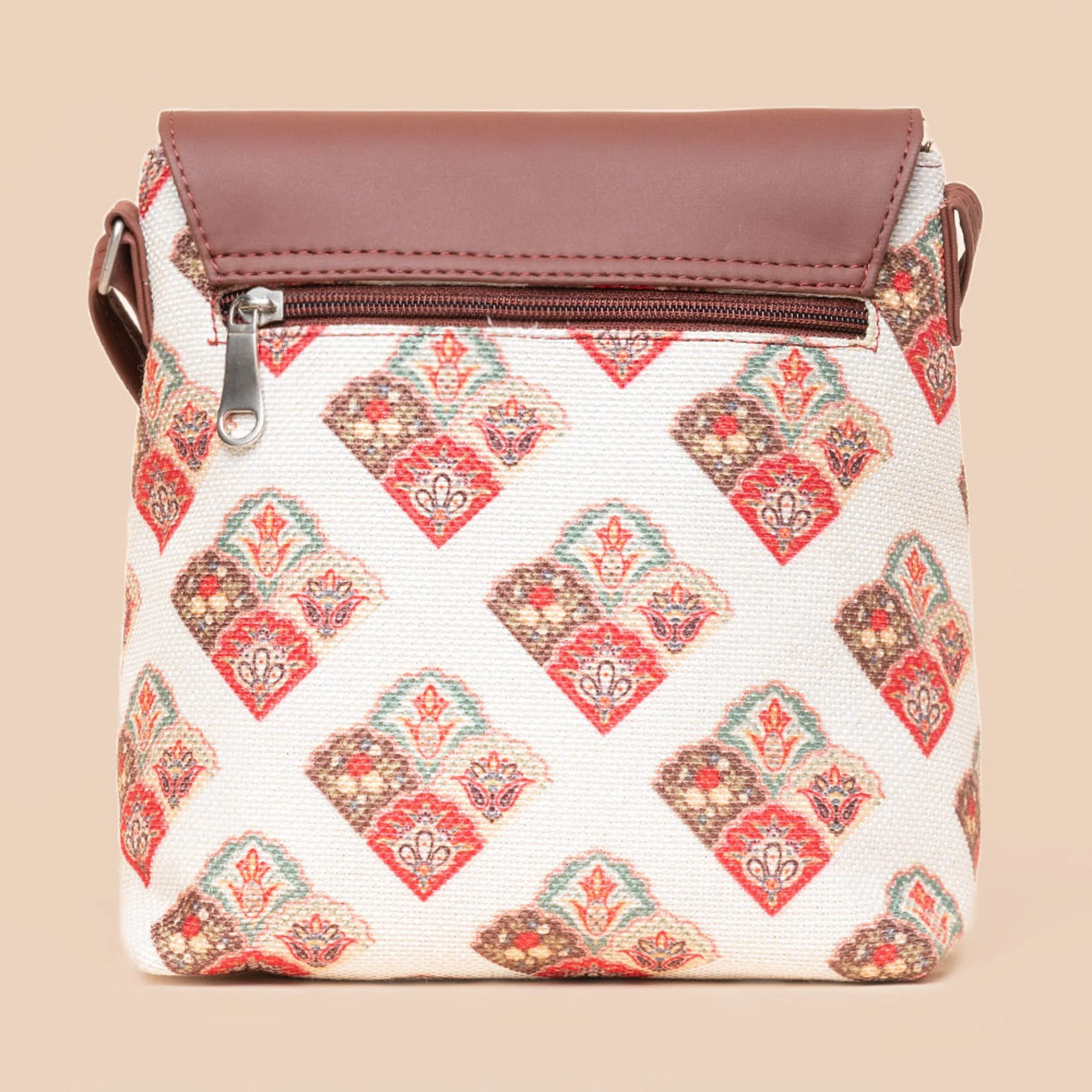 Seashell Motif White Flap Sling Bag - Image 2