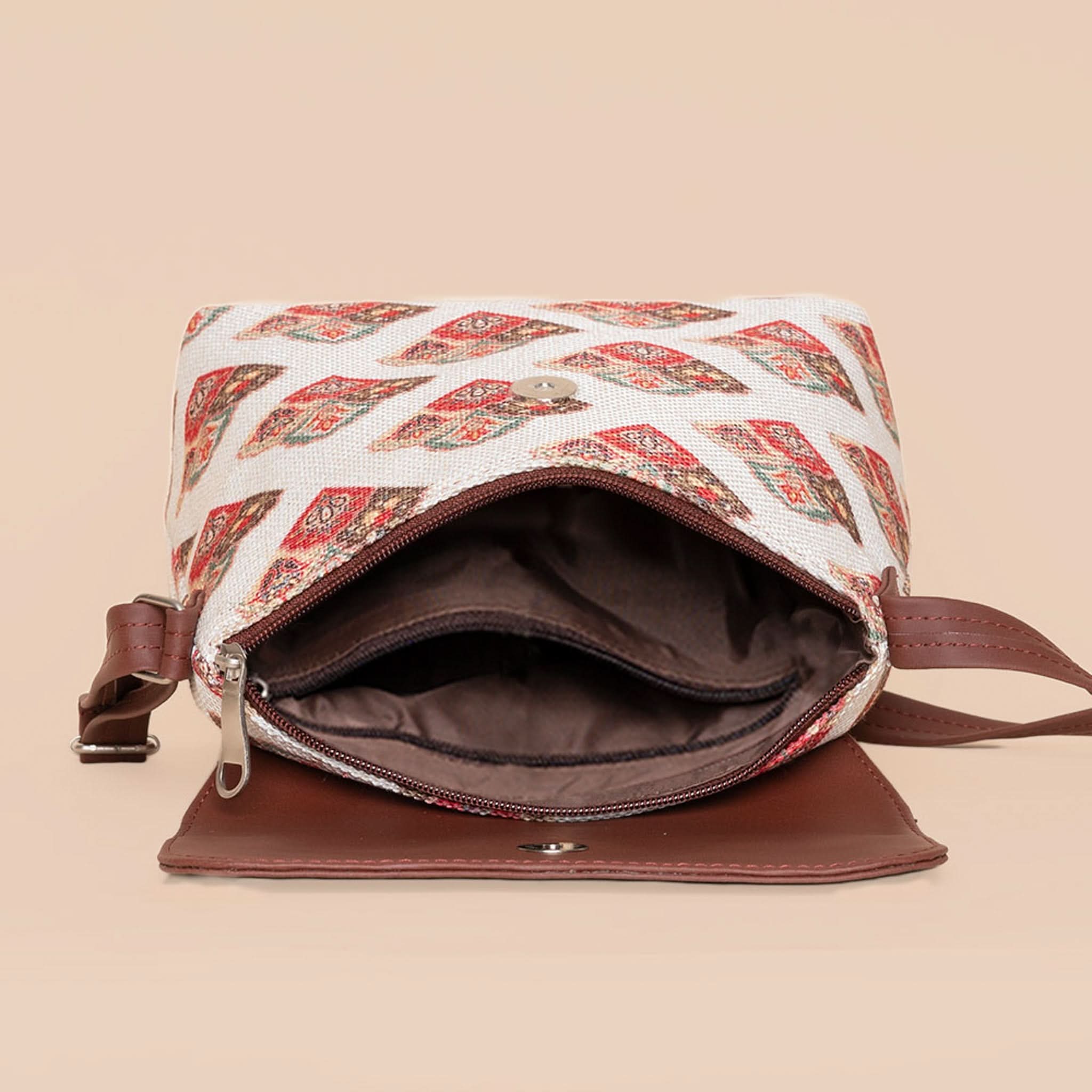 Seashell Motif White Flap Sling Bag - Image 4