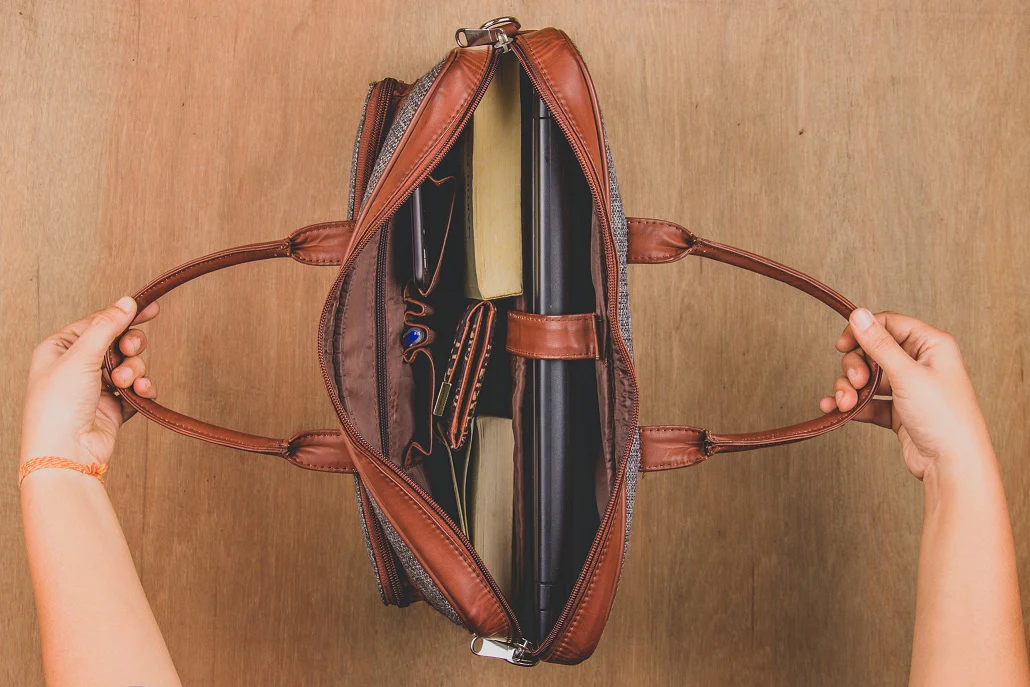 WavBeach Combo - Laptop Bag & Chain Wallet - Image 4