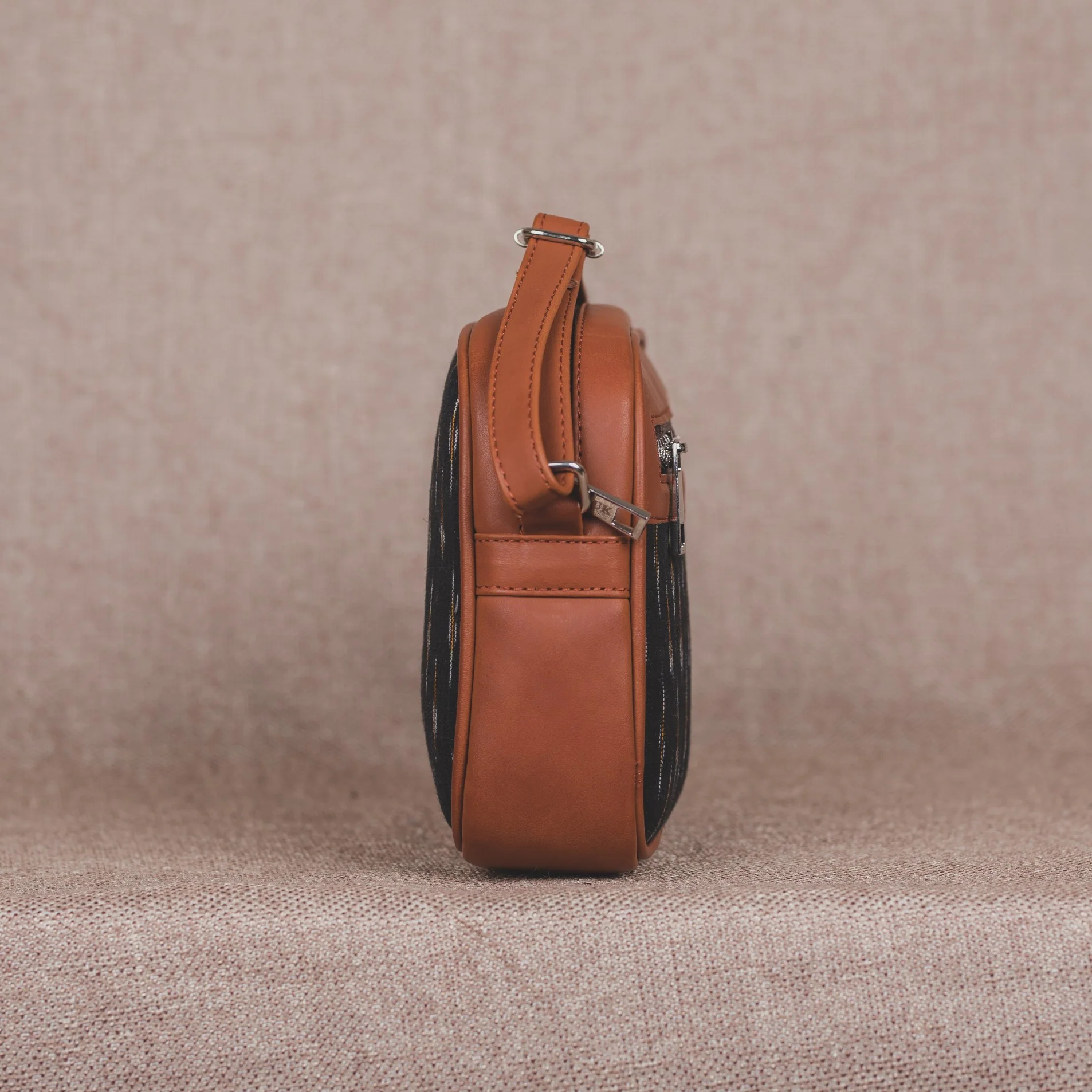 Bristel Sling Bag - Image 5